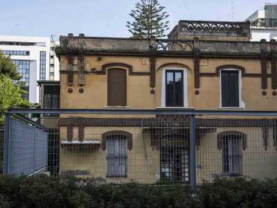 L'edificio unisce il razionalismo delle forme geometriche al decoro degli architravi floreali. Si articola su due piani, ognuno scandito da tre finestre rettangolari di uguale dimensione. L'apertura centrale del piano inferiore conserva i resti di una sottile pensilina marrone al di sopra della quale si appoggia una ringhiera dello stesso colore